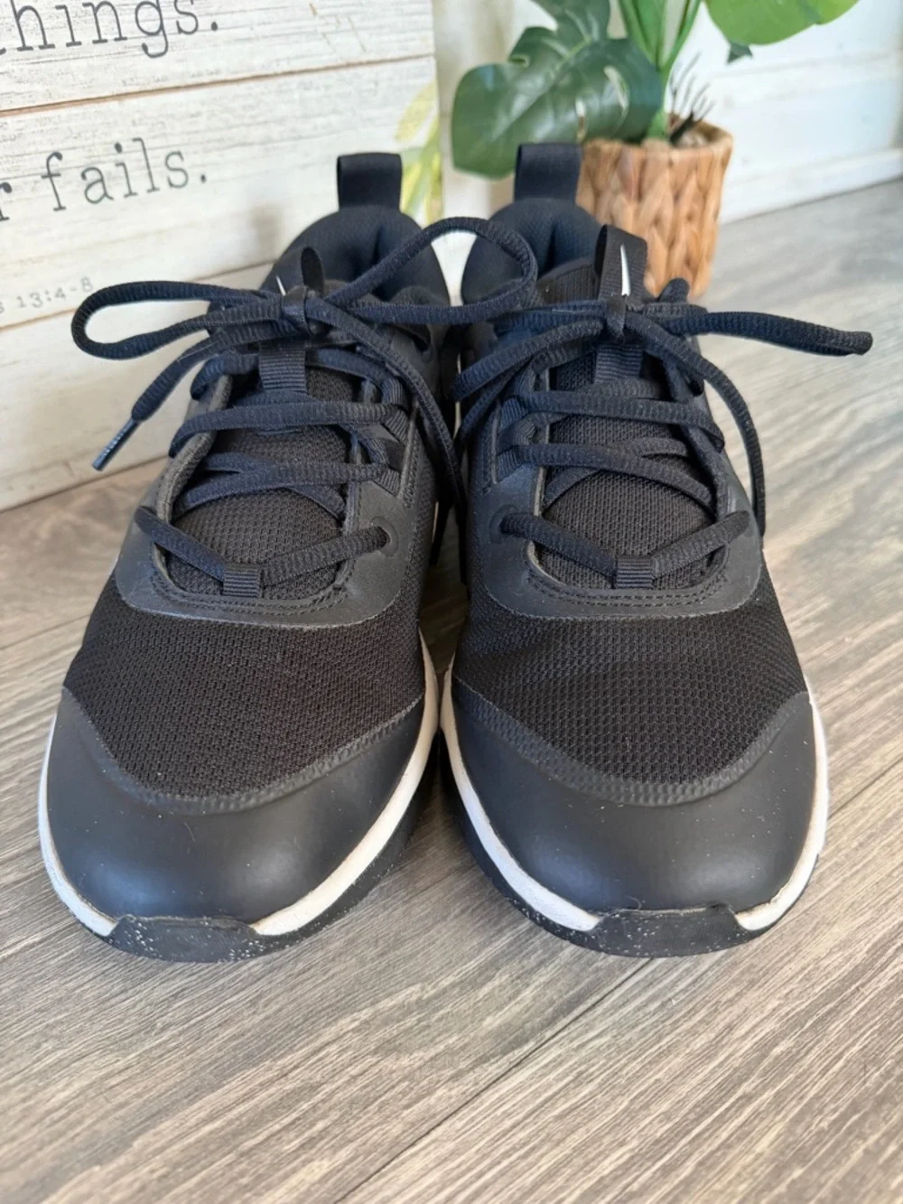 Nike Kids Omni Multicourt GS Low Top Sneakers in Black & White. Size 4.5y